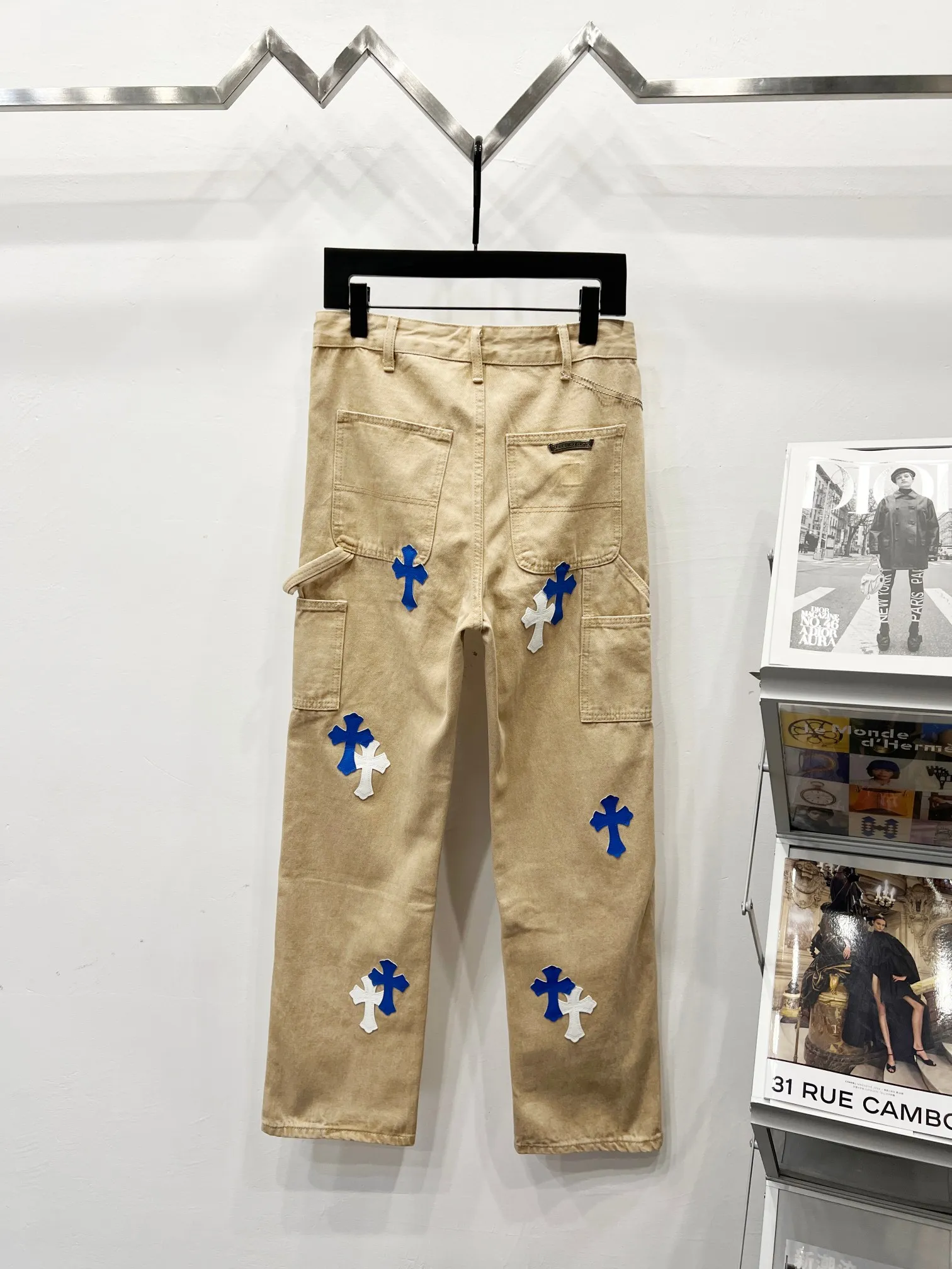 P270 Style number: (K510) Chrome Hearts & Chrome Hearts 25FW CH workwear logging black and orange leather limited edition cow king jeans Chrome Hearts' most popular color pants are made of beaded canvas fabric, and heavy washing makes the upper body of the fabric more textured and the pants are tall and straight! The three-dimensional cutting of the whole trousers is a masterpiece! The hardware is customized by zp. The beaded canvas fabric is thick and soft after being washed. It has good breathability. Customized small leather label. Unique design. The details are simple and elegant, and the workmanship is exquisite. The whole trousers are neatly routed and the details are in place! It’s so cool that both men and women can easily control the genderless trend!  Size: 30-32-34-36 Color: Khaki